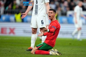 Đối thủ thích thú mong Ronaldo đá chính tại EURO 2024. Tìm hiểu lý do tại sao các đội bóng đối thủ lại mong muốn Cristiano Ronaldo ra sân từ đầu trong giải đấu lần này và những ảnh hưởng có thể có đối với Bồ Đào Nha.